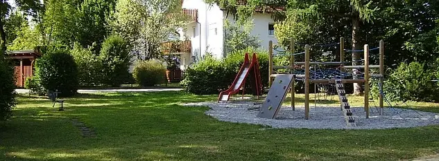 Spielplatz, rote Rutsche, Klettergerüst, mit Netzen, Kletterbrett