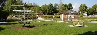 Spielplatz, Netzklettergerüst, Drehgefährt, Schaukel für zwei Kinder, Toilette