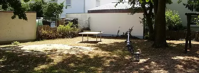 Spielplatz, Tischtennisplatte, Schaukeltier, Wippe