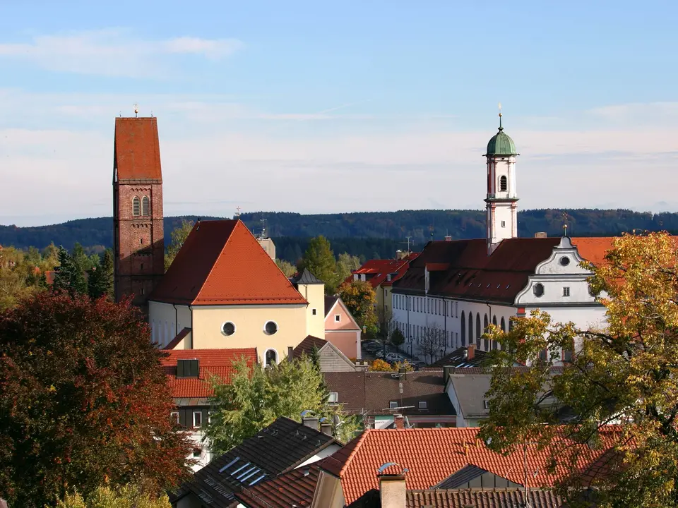 Panoramabild von Bad Wörishofen, mit Kloster und Kirche im Blick, Bäume und blauer Himmel