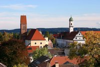 Panoramabild von Bad Wörishofen, mit Kloster und Kirche im Blick, Bäume und blauer Himmel