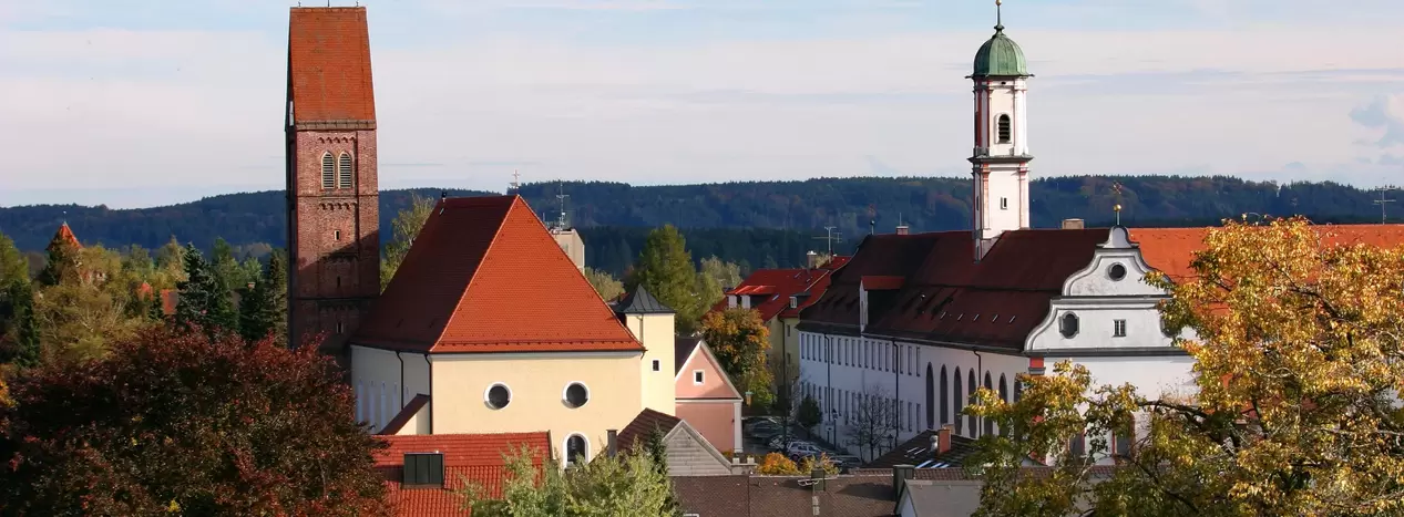 Panoramabild von Bad Wörishofen, mit Kloster und Kirche im Blick, Bäume und blauer Himmel