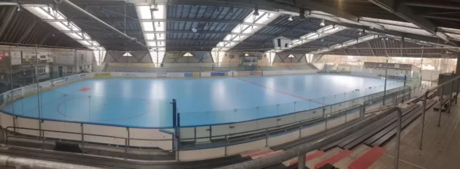 Eissporthalle von Innen, Sicht von der Tribüne aus auf die Eisfläche