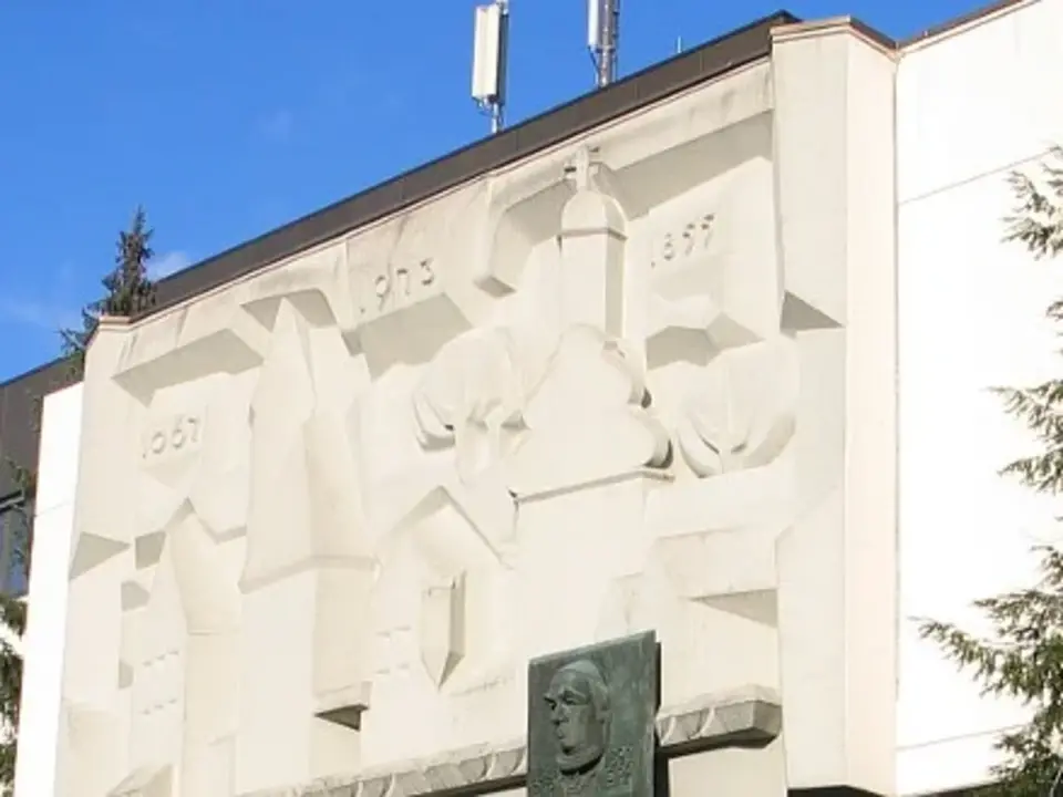 Rathaus, eisernes Gemälde von Sebastian Kneipp, Baum im Vordergrund, gemauerte Wandkunst