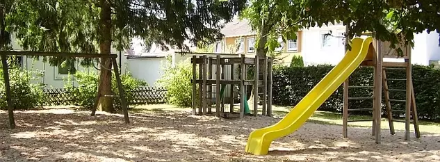 Spielplatz, gelbe Rutsche mit Klettergerüst, Klettergerüst, Schaukel