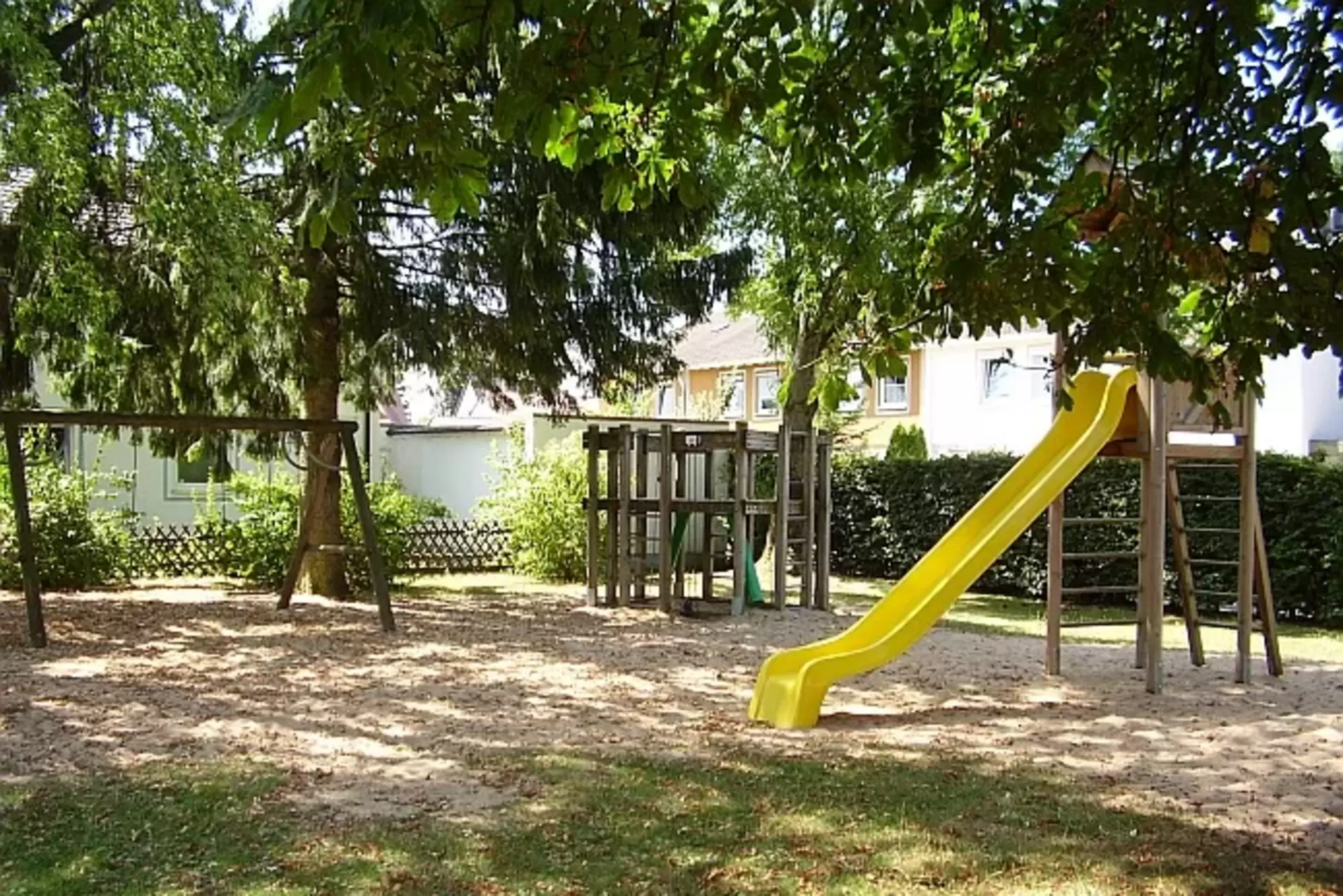 Spielplatz, gelbe Rutsche mit Klettergerüst, Klettergerüst, Schaukel