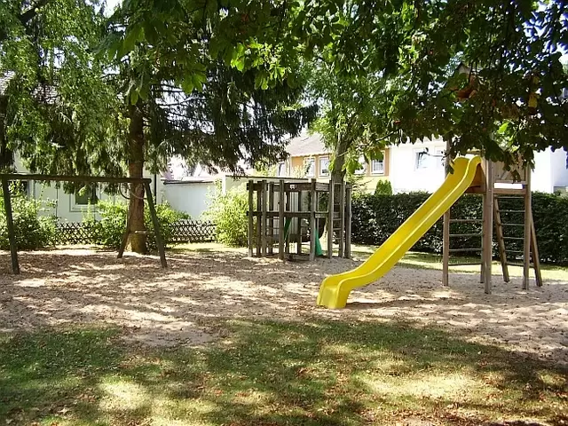 Spielplatz, gelbe Rutsche mit Klettergerüst, Klettergerüst, Schaukel