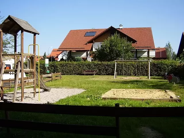 Kletterturm mit Rutsche, großer Sandkasten, Schaukel und Sitzbank